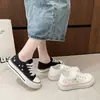 Zapatos de Lona Bordados de Grulla Blanca de Moda Zapatos Bajos Blanco y Negro Estilo Nuevo 2026 Zapatos Blancos Pequeños para Estudiantes del Campus Casual Versátil Bajos