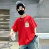Roupa Infantil Camiseta de Manga Curta para Meninos Roupa de Verão 2026 Novo Estilo Tops Estampados de Desenho Animado para Crianças de Tamanho Médio e Grande Camiseta Casual de Algodão Puro de Manga Meia