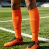 Meias esportivas profissionais, meias de futebol de treino de cano alto, cor sólida fina, respiráveis e absorventes de suor para corrida, disponíveis para atacado