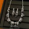 Set de pendientes colgantes y collar con forma de lágrima tachonados de diamantes vintage, accesorios de estilo corte retro, que exudan una sensación de lujo ligero y alta gama