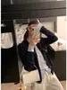 Cárdigan de punto azul marino estilo coreano de dos piezas falsas para mujer, diseño de principios de otoño 2026, top exterior versátil de bloques de color retro