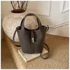 Bolso Cubo Retro de Gama Alta para Mujer 2025 Nueva Moda Estilo Japonés y Coreano Bolso de Mano de Hombro Único Cruzado Diseño de Nicho