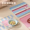El tapete de silicona para mascotas es antideslizante, impermeable, resistente a la suciedad, plegable y puede asegurar los comederos de gatos para evitar que se vuelquen, adecuado para los utensilios de comida de gatos y perros