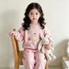 Conjunto de sudadera para niña, nueva colección otoño/invierno 2026, con estampado de pastel de dibujos animados, casual y lindo, que consta de una sudadera y pantalones