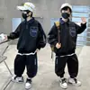 Conjunto de Moletom para Meninos Primavera e Outono 2025 Novo Médio e Grande Roupas Casuais Esportivas Primavera e Outono para Crianças Meninos Frescos e Bonitos Estilo Coreano Meninos