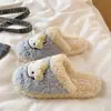 Chinelos de Algodão com Solado Macio Sanrio Original Hello Kitty para Mulheres 2026 Outono/Inverno Novos Fofos Versáteis Meio-Chinelos Peludos