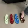 Chinelos Anabela Estampa de Leopardo Feminino Verão Outdoor 2026 Novo Estilo Para Pessoas Baixas Aumenta Altura Sandálias de Praia Sandálias de Dedo Feminino