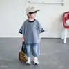 Traje de Manga Corta para Niños, Estilo Delgado de Verano, Ropa Nueva Elegante y a la Moda para Bebés 2026, Conjunto de Dos Piezas con Camiseta de Rayas para Niños