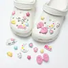 Decoraciones de zueco de dibujos animados abeja linda piña accesorios DIY hebillas de zapato dijes para zapatos versátil transfronterizo en stock al por mayor