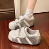 Velcro Ugly Cute Shell Head Zapatos de Entrenamiento Alemanes para Panadería Mujer 2026 Nuevos Versátiles Aumento de Altura Interior Casual Deportivo Zapatos de Tabla Pequeña