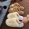 Bonitas zapatillas de algodón de corderito para mujer, nuevo estilo otoño/invierno 2026, antideslizantes para interior, forradas de felpa, cálidas, de suela suave, zapatos de algodón para niños, estilo de hombre