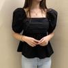 Camisa Feminina de Um Ombro com Manga Bufante, Versão Coreana em Estoque, Novo Design Elegante para o Verão 2026, Top de Manga Curta