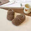 Sapatos Peludos de Cor Sólida para Meninas 2025 Inverno Novo Estilo Sapatos de Algodão Quentes Forrados com Lã Sapatos para Meninos com Solado Macio para Uso Externo Gorro