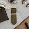 26 Meias Novas Estilo Outono Inicial Femininas Listra Vertical Borda Enrolada Meia de Cano Médio Feminina Cor Sólida Algodão Estilo Japonês Meia de Cano Médio Volumosa