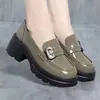 Mocassins femininos de sola grossa 2026 novo estilo outono sapatos femininos com saltos grossos, couro brilhante, solas macias, sapatos baixos estilo britânico para mulheres