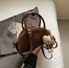 Bolso retro de nicho para mujer, nuevo bolso de concha portátil de moda otoño e invierno 2024, bolso bandolera de hombro de alta gama