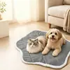 La colchoneta para mascotas es cómoda, transpirable, lavable, resistente a la suciedad, antideslizante, resistente al pelo, resistente al desgarro, adecuada para dormir como cama para gato o perro.
