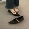 Sapatos de salto grosso de tira única, novo design raso da moda, 2026, adequados para uso ao ar livre no outono, versáteis e elegantes, com bico fino e detalhes de corrente metálica