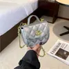 Bolsa elegante de alta gama para auriculares inspirada en Chanel con asa de perlas, bolso de cadena con diseño de diamantes, bolso cruzado de moda para mujer, bolso de hombro moderno
