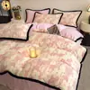 Juego de cuatro piezas de terciopelo de leche tallado, sábana bajera de forro polar coral engrosada, funda de edredón suave, sábana ajustable y juego de ropa de cama de tres piezas