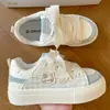 Zapatos blancos súper lindos y adorables estilo JK versátiles para mujeres petite, zapatillas casuales de nicho con plataforma de suela gruesa que aumentan la altura