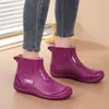 Botas de lluvia cortas, antideslizantes y engrosadas para mujer, adecuadas para usar al aire libre, vadear en el agua, trabajos de cocina y como zapatos sin cordones.; zapatos impermeables de talla adulta, estilo coreano