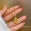 [Aço titânio] Caractere Fu totalmente cravejado de diamantes dourado 2021 corrente de clavícula ano micro cravejado colar de alta qualidade design de pingente feminino colar