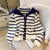 Suéter de punto cárdigan a rayas con cuello azul marino en bloques de color para otoño e invierno coreano, nuevo top versátil estilo coreano