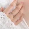 Tendencia de Moda en Metal Europeo y Americano Joyería Simple Anillo Redondo con Diamantes para Hombres y Mujeres Anillos de Pareja Acero de Titanio Que No Se Desvanecen