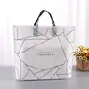 Sacola de compras de plástico para loja de roupas sacola tote criativa de alta pressão para embalagem de roupas sacola de loja de roupas atacado impressão de logotipo
