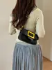 Bolso pequeño cuadrado estilo Hong Kong retro, bolso de hombro para el día a día de tendencia de moda europea y americana, bolso de hombro y bandolera elegante y versátil para mujer