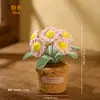 Planta de margarita tejida a crochet hecha a mano con maceta, flor artificial para decoración de escritorio, regalo hecho a mano al por mayor