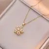 Collar para Mujer, Flor de Zirconia Morada de Moda, Nicho Nuevo Estilo Flor de Cinco Pétalos Europea y Americana, Collar Giratorio 360 grados