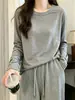 Camiseta feminina da moda de outono, gola redonda, manga longa, feita de algodão de bambu, com um design estiloso e jovem, perfeita para o uso diário e pode ser usada como uma camada externa.