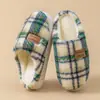Invierno 2025 Nuevos Zapatos de Confinamiento Cálidos de Felpa Antideslizantes de Suela Gruesa para el Hogar Zapatillas de Algodón Retro a Cuadros para Mujer Otoño