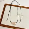 Collar Colgante Japonés y Coreano Simple Dulce Fresco Tridimensional Brillante para Mujer con un Toque de Alta Gama, Cadena Larga de Cuero Negro para Suéter Tendencia
