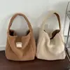 Nova Bolsa de Ombro Cruzada de Pelúcia com Fivela Magnética Cor Sólida Outono 2025 para Mulheres Casual Grande Capacidade Bolsa de Mão tipo Balde