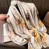 Venta al por mayor de fábrica Nuevo bufanda larga de playa satinada Li Jin 90*180 estampada estilo coreano chal de seda artificial
