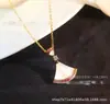 Collar Baojia de Ágata Negra Natural en Forma de Abanico Pequeño Versión de Alta Gama V-Gold con Chapado en Oro de 18 Quilates e Incrustaciones de Diamante, Cadena para Clavícula Finamente Tallada en CNC