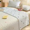Juego de Cubrecama de Terciopelo de Leche de Tres Piezas: Un lado de terciopelo, un lado de algodón puro. Sábana de Cama Tatami de Invierno, Más Terciopelo, Engrosada, Uso a Doble Cara.