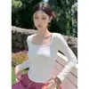 Camiseta feminina manga longa estilo coreano atmosférica para outono e inverno, gola quadrada, caimento justo, acinturada, peça base, top moderno com barra curva