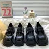 Zapatos de cuero vintage versátiles que aumentan la altura, nuevos mocasines de suela gruesa estilo británico para mujer petite, primavera/otoño 2025