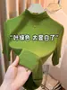 Camiseta básica de estilo regular para mujer, con hombro normal, cuello semi-alto y manga de tres cuartos, simple y versátil, corte ajustado, color amarillo, manga media, top de capa interior