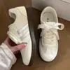 Populares zapatillas blancas estilo alemán, nuevo modelo otoño 2026, versátiles para estudiantes, zapatos casuales de color menta para commuting y actividades al aire libre, suela gruesa para mujer