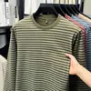 Nova Camiseta Masculina Listrada de Gola Redonda com Manga Longa Vintage Outono 2026, Camisa Básica Versátil Casual da Moda para Homens