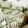 Capa de chão lençol de cama capa de edredom fronha conjunto de três peças para uma pessoa dormitório estudantil roupa de cama listras de blocos de cor coreanas universal para quatro estações novo