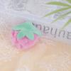 Ornamentos de tecido de frutas de desenho animado broche de pelúcia de morango ornamentos de bolsa de roupa suprimento de processamento DIY atacado