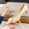 Primavera/Outono 2026 Novo Sapato Feminino de Salto Alto Stiletto Bico Fino Boca Rasa Francês Superfície de Veludo Fivela de Metal Moda