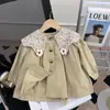 Abrigo de Moda con Flores 3D para Niñas 2026 Otoño Nuevo Elegante Gabardina de Manga Larga Atuendo Versátil de Otoño para Niñas Pequeñas