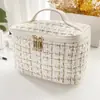 Nova Bolsa de Mão Xadrez Estilo Coreano 2023 Pequena Bolsa de Maquiagem Estilo Fragrância Grande Capacidade Bolsa de Higiene Pessoal Portátil Bolsa de Armazenamento para Viagem